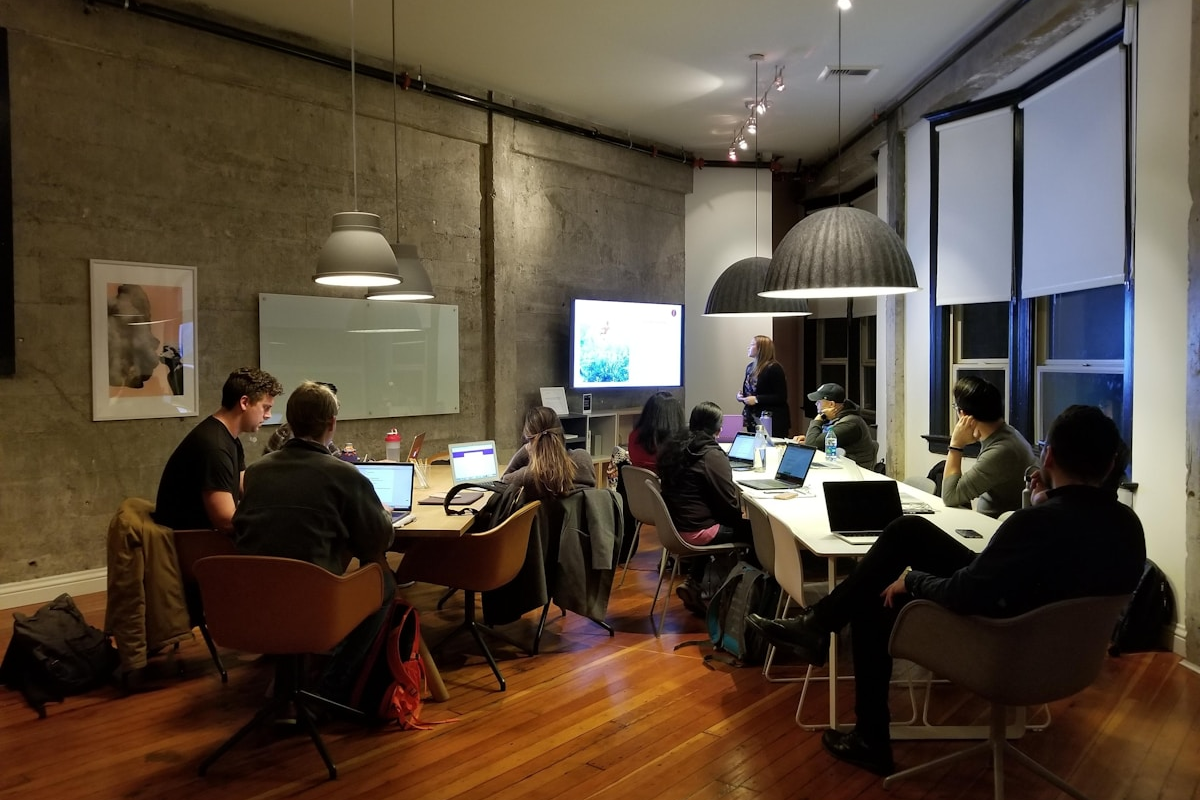 Capa do artigo: Chatwoot como CRM: Gestão de Vendas White-Label B2B