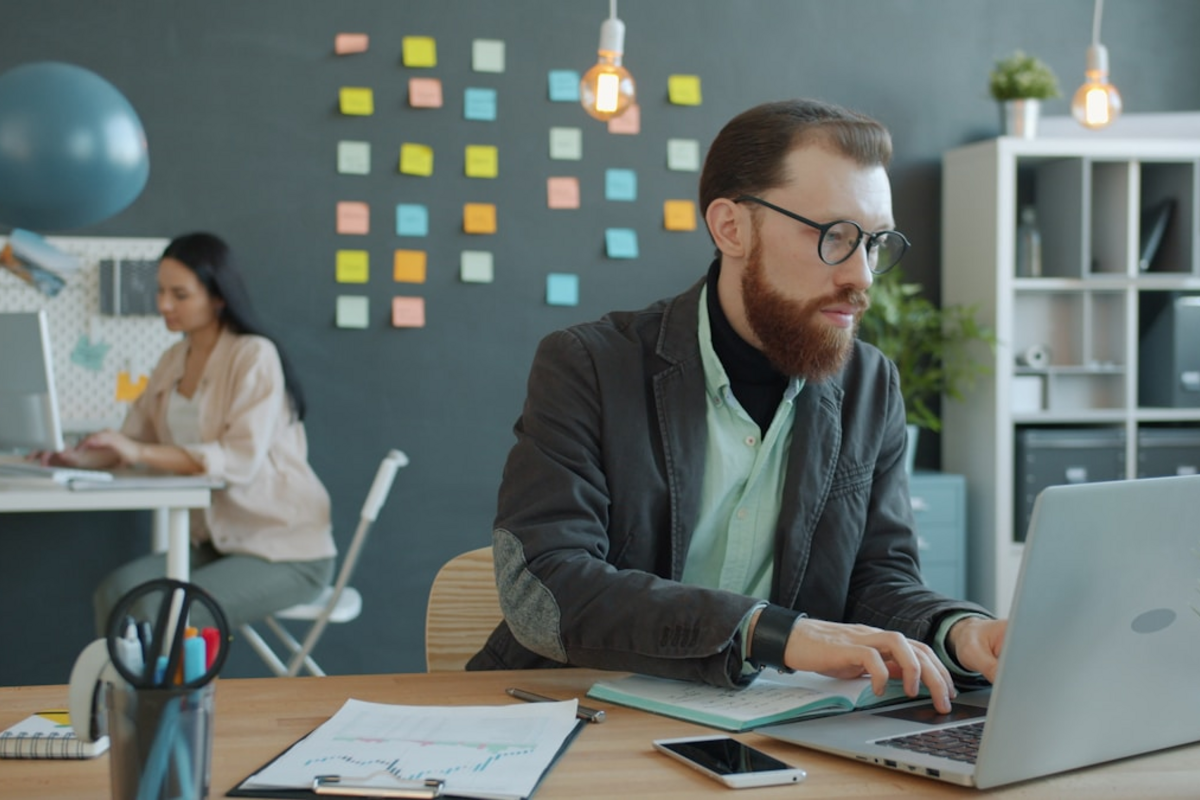 Capa do artigo: ClickUp: Produtividade de Tarefas para Agências B2B