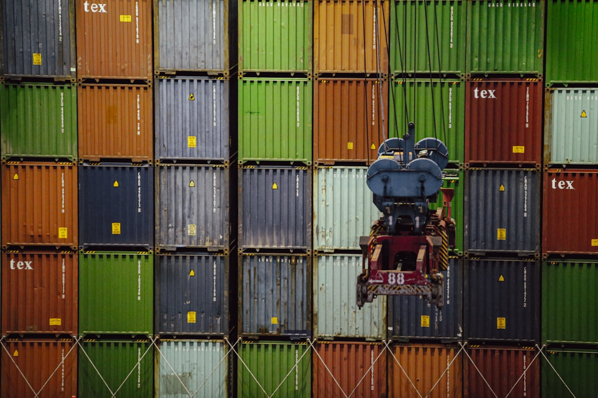 Capa do artigo: Docker Swarm vs Kubernetes: A Melhor Escolha para Agências
