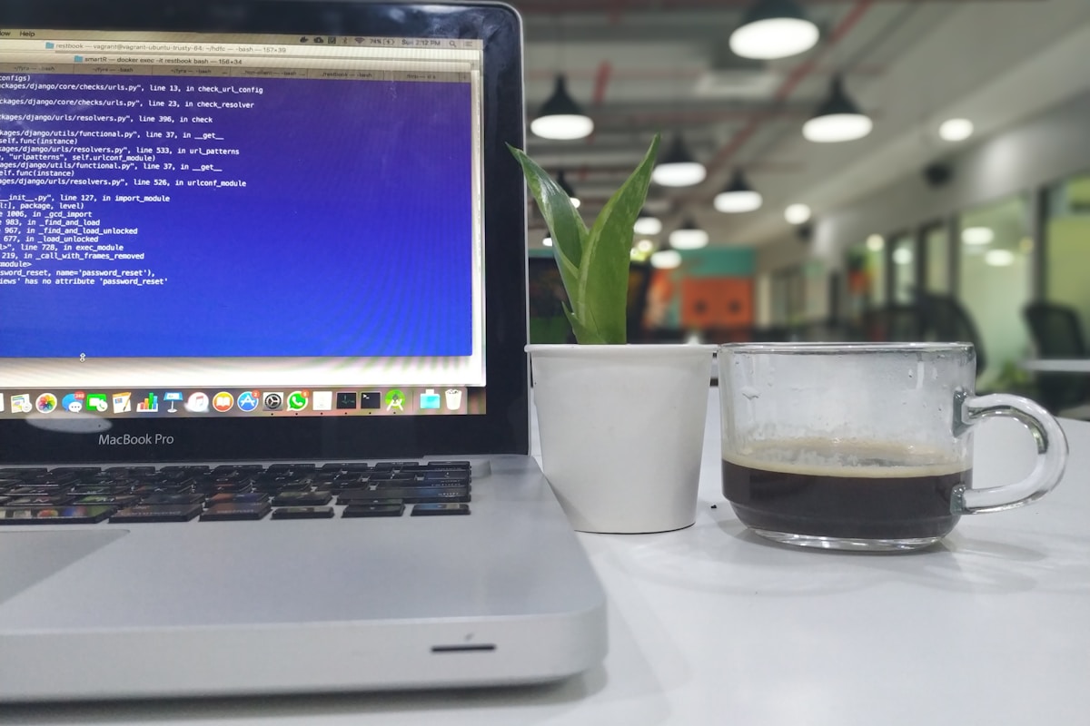 Capa do artigo: Como escolher stack Laravel para founder solo em 2026