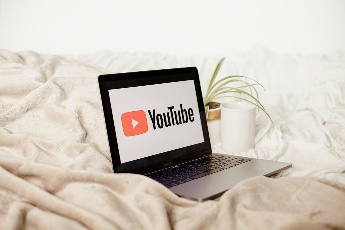 Capa do artigo: Como fazer build in public no YouTube com confiança
