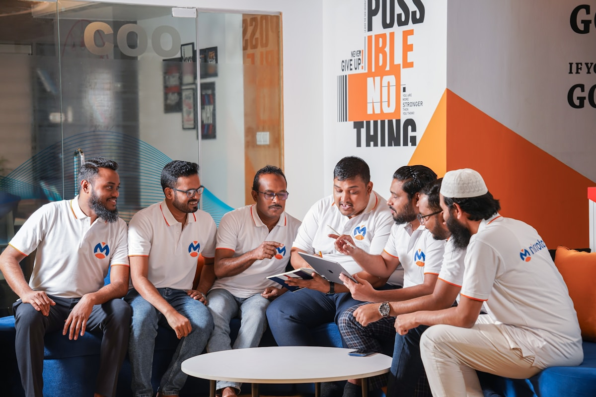 Capa do artigo: [Laravel](/ferramentas/laravel) 13 e React: Arquitetura Definitiva de SaaS B2B