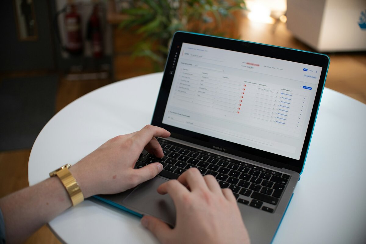 Capa do artigo: Quando migrar Zapier para n8n self-hosted com critério