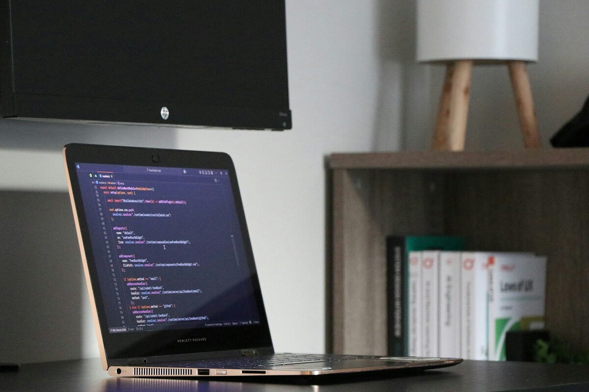 Capa do artigo: Como monitorar filas Laravel com Horizon sem chute
