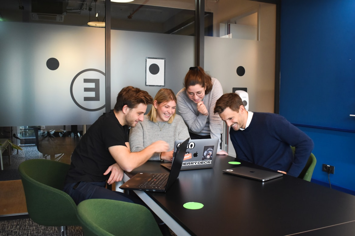 Capa do artigo: Oceano Azul do B2B: Por Que Agências Fogem do YouTube