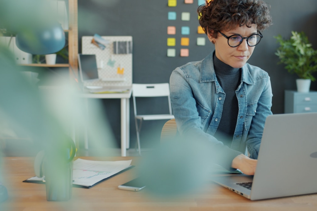 Capa do artigo: Reuniões são Tóxicas: A Cultura Assíncrona do Vibe Coding