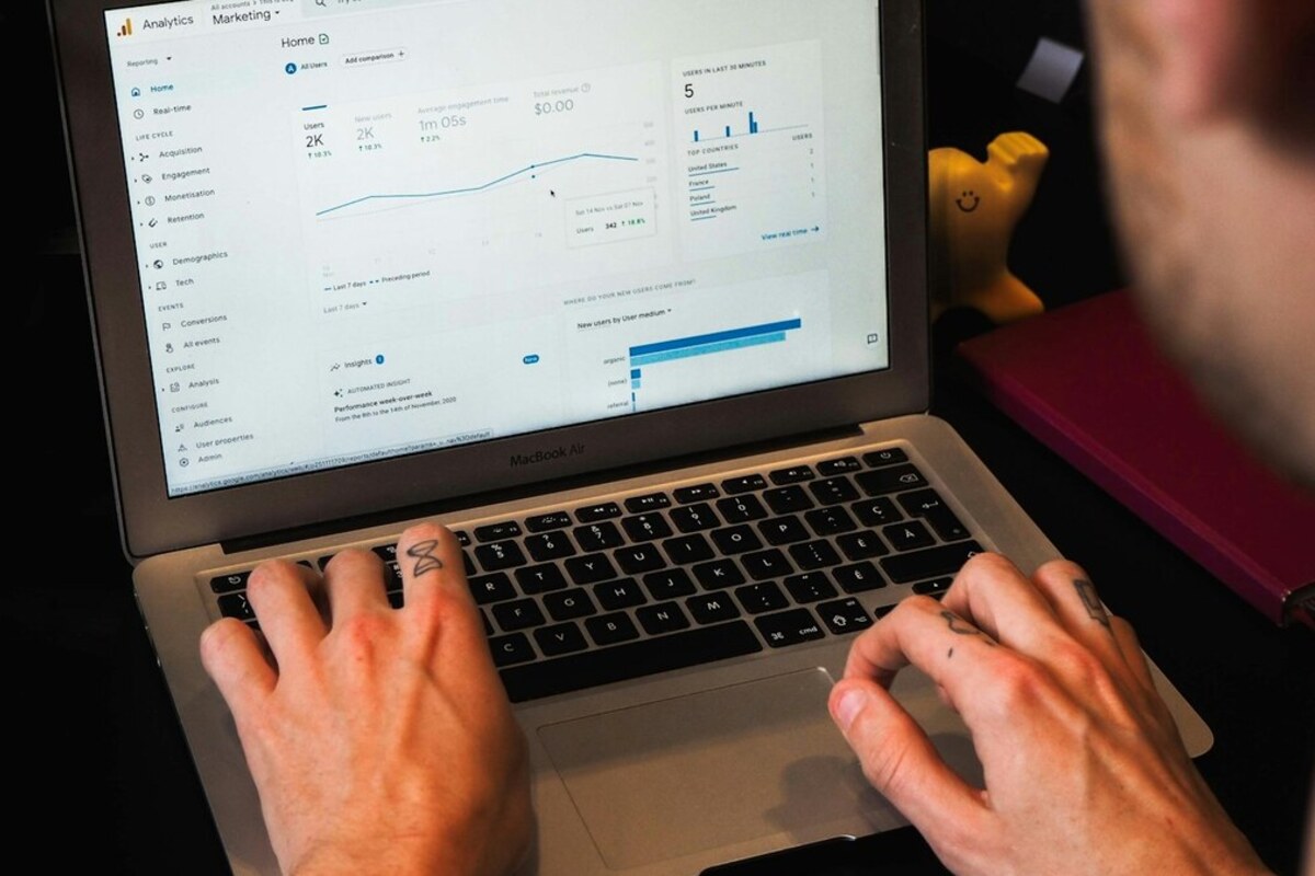 Capa do artigo: Quando usar analytics self-hosted em vez de pixels
