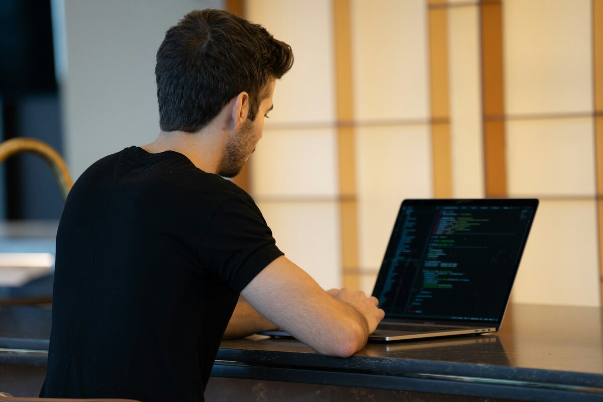 Capa do artigo: Como usar build in public no SaaS sem virar vitrine