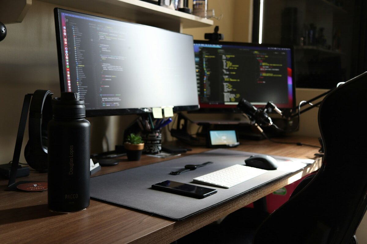 Capa do artigo: Quando usar Laravel 13 e React em SaaS com IA real