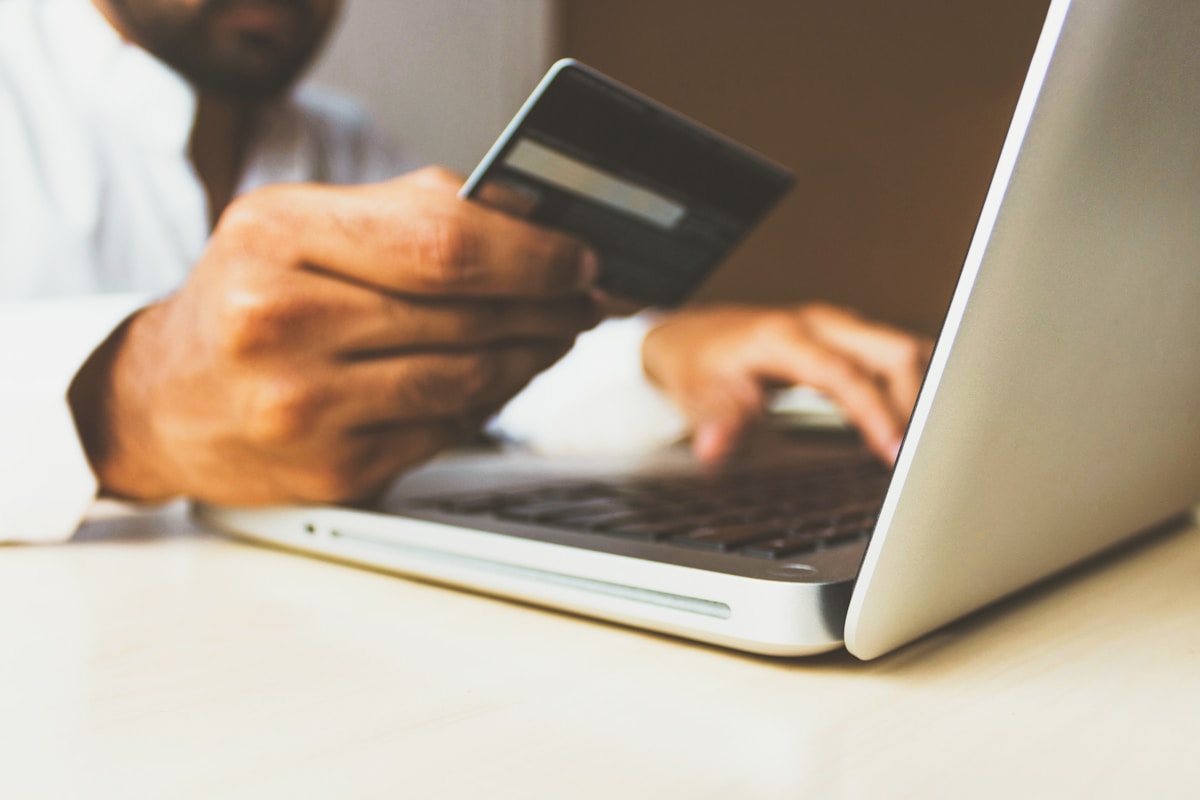Capa do artigo: Como validar produto digital com piloto pago e venda