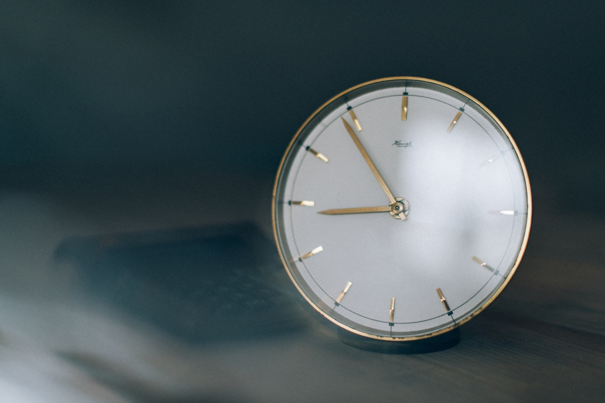 Capa do artigo: O Valor da Restrição: Prazos Apertados Forçam o Foco